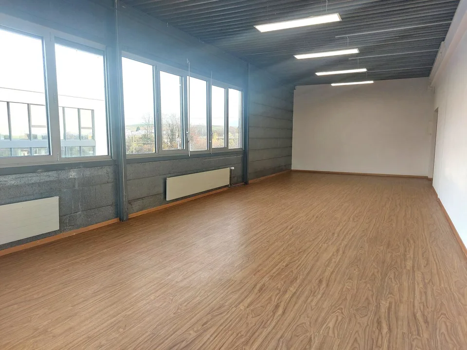 Bureau de 61 m2 – Zone de déchargement avec plateforme – Conditions de location flexibles