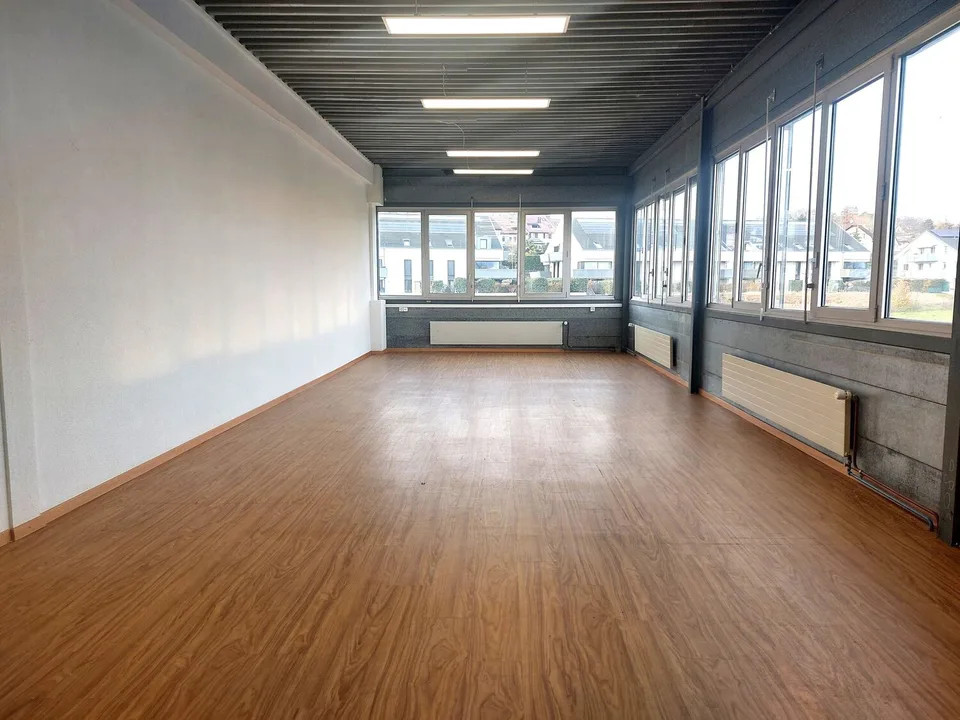 61 m2 Büro – Entladebereich mit Plattform – Flexible Mietbedingungen