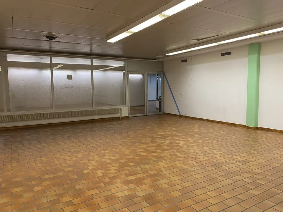 Spazio commerciale situato nel Centro Commerciale di Montolieu