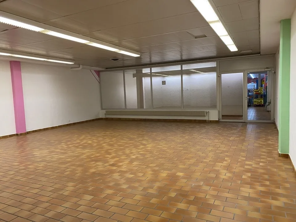 Spazio commerciale situato nel Centro Commerciale di Montolieu