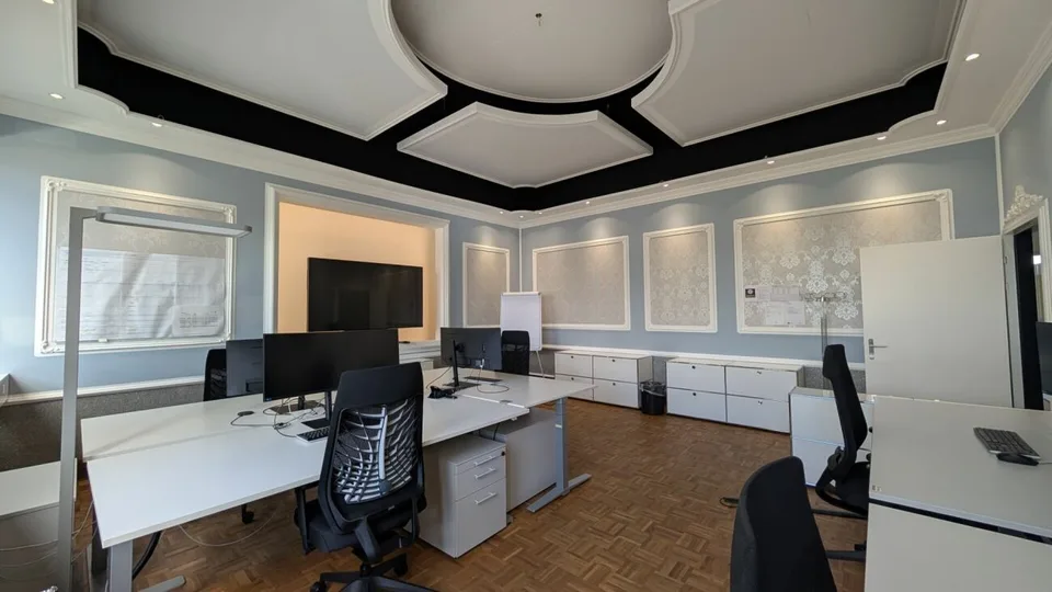 Repräsentative Bürofläche mit zwei Kleinbüros und moderner Küche