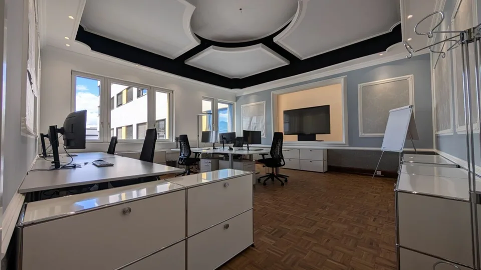 Repräsentative Bürofläche mit zwei Kleinbüros und moderner Küche