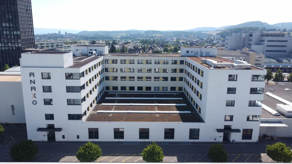 Repräsentative Bürofläche mit zwei Kleinbüros und moderner Küche