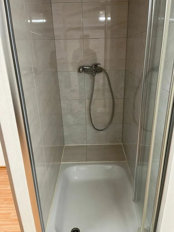 geräumiger Bastelraum mit Dusche mieten