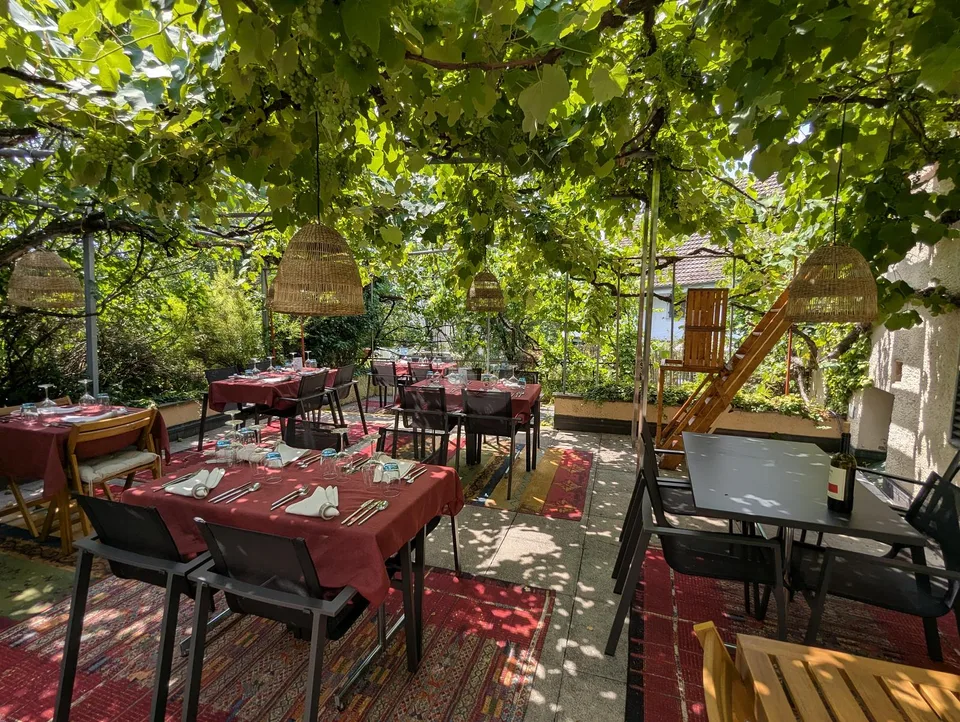 RESTAURANT MIT TERRASSE UND ZWEI WOHNUNGEN