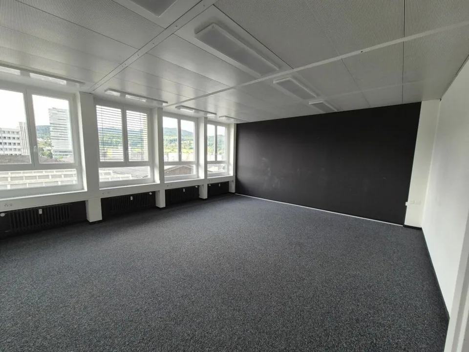 Helles und geräumiges Büro (74.5 m²) im Buss Industriepark Pratteln