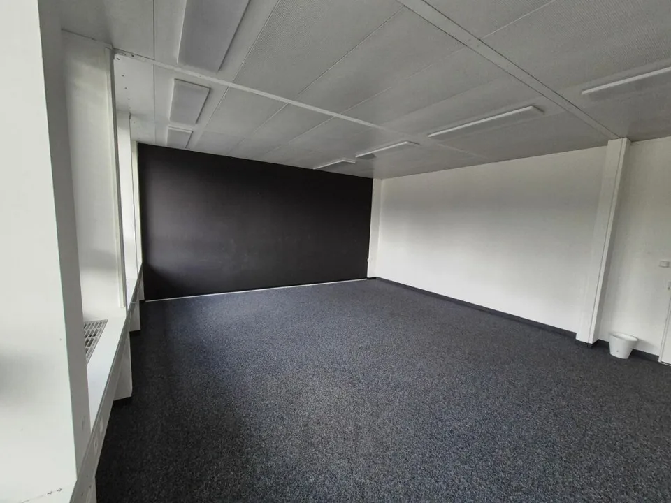 Helles und geräumiges Büro (74.5 m²) im Buss Industriepark Pratteln