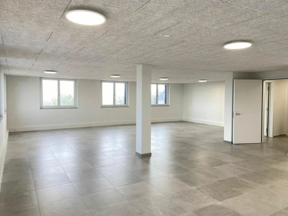 Spazio ufficio attraente con archivio - moderno e luminoso