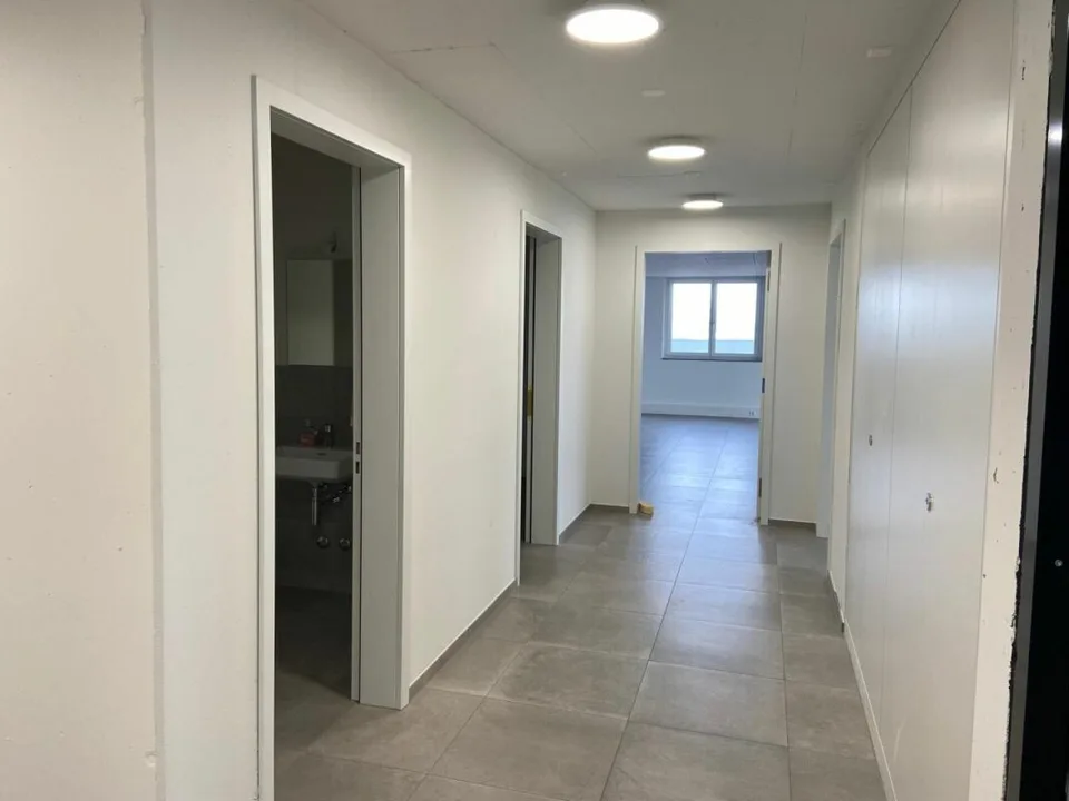 Spazio ufficio attraente con archivio - moderno e luminoso