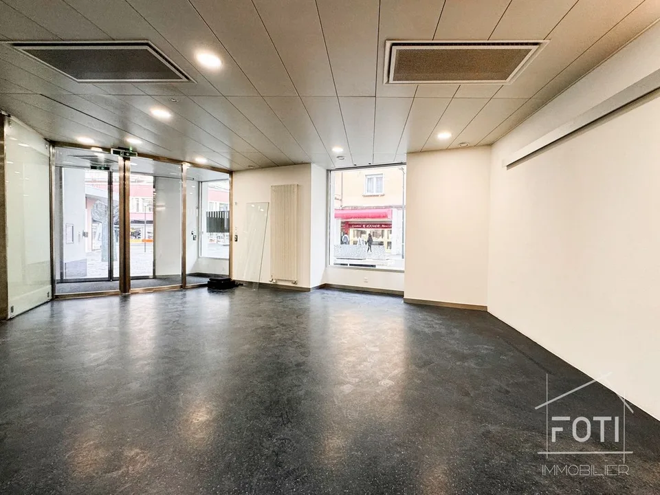 Immeuble commercial de qualité en plein coeur de ville - visibilité et potentiel