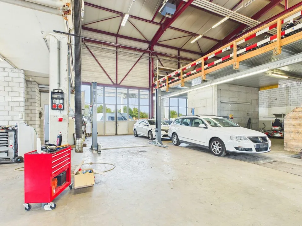 Halle mit 4 Räumen (ca. 350 m²) - ideal als Garage/Werkstatt in Rafz