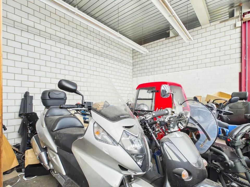 Halle mit 4 Räumen (ca. 350 m²) - ideal als Garage/Werkstatt in Rafz