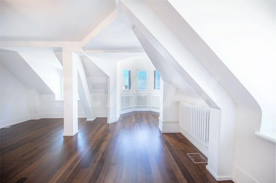 Zur Dauervermietung, charmante 3.5-Zimmer-Dachwohnung im Schlössli in Vitznau