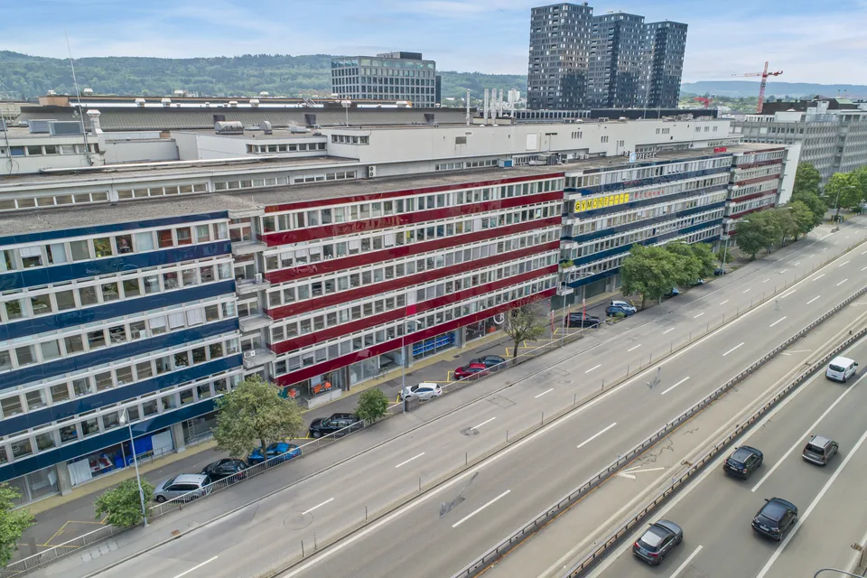 Helle und grosszügige Gewerbe-/Bürofläche an zentraler Lage