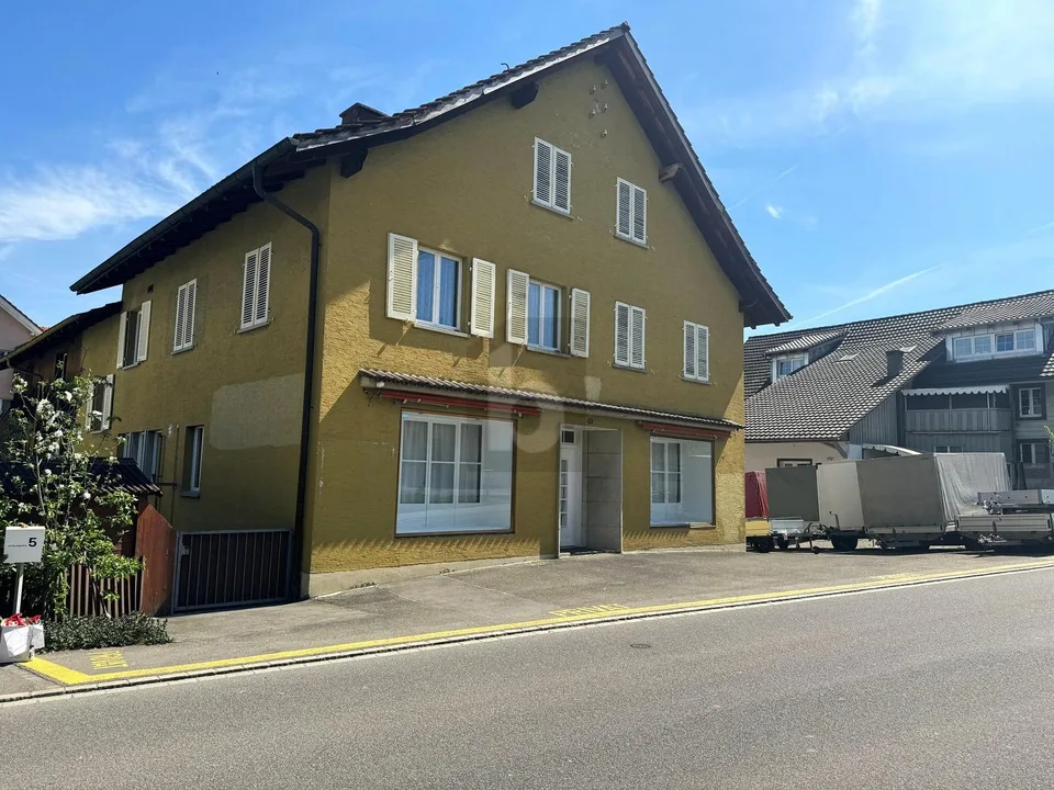 HELL MIT GROSSEN SCHAUFENSTER