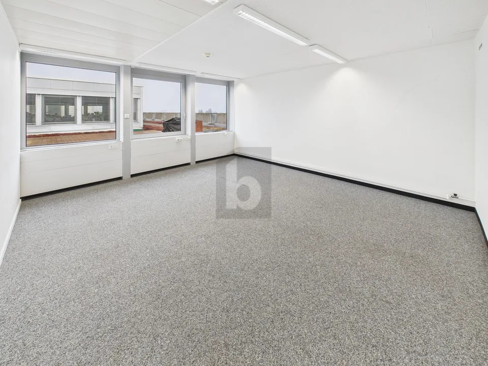 GUT GELEGEN UND PRAKTISCH (BÜRO 4.26)
