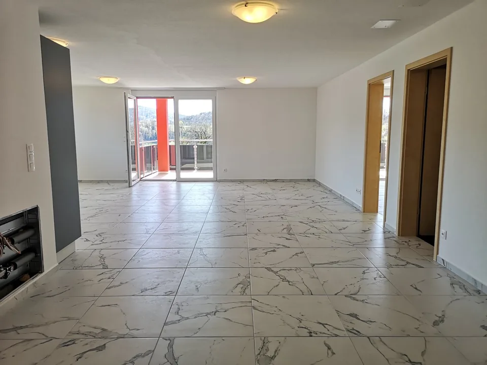 Neues Apartment im 1. Stock mit überdachter Terrasse und Aussicht.