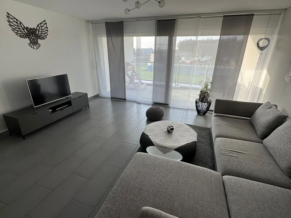 Sehr schöne 3.5 Zimmer Wohnung - grosser Balkon - in einem kleinen Gebäude