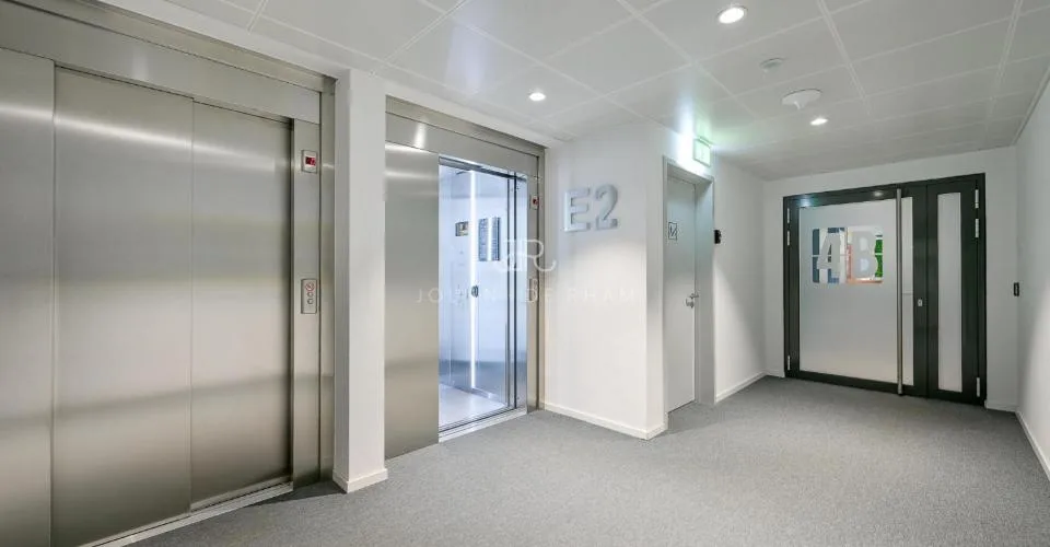 700 m2 Büros zur Miete in einem modernen Gebäude, vollständig eingerichtet "Plug & Play" – Foto 9 von 13