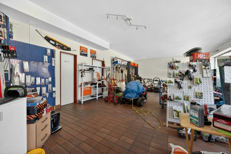 Spazio commerciale attraente con opzioni di utilizzo versatili a Geroldswil