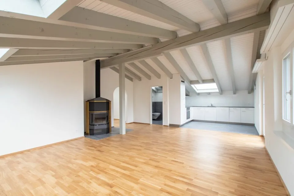 Grosse und lichtdurchflutete 3.5-Zimmer-Dachwohnung in ruhiger Lage