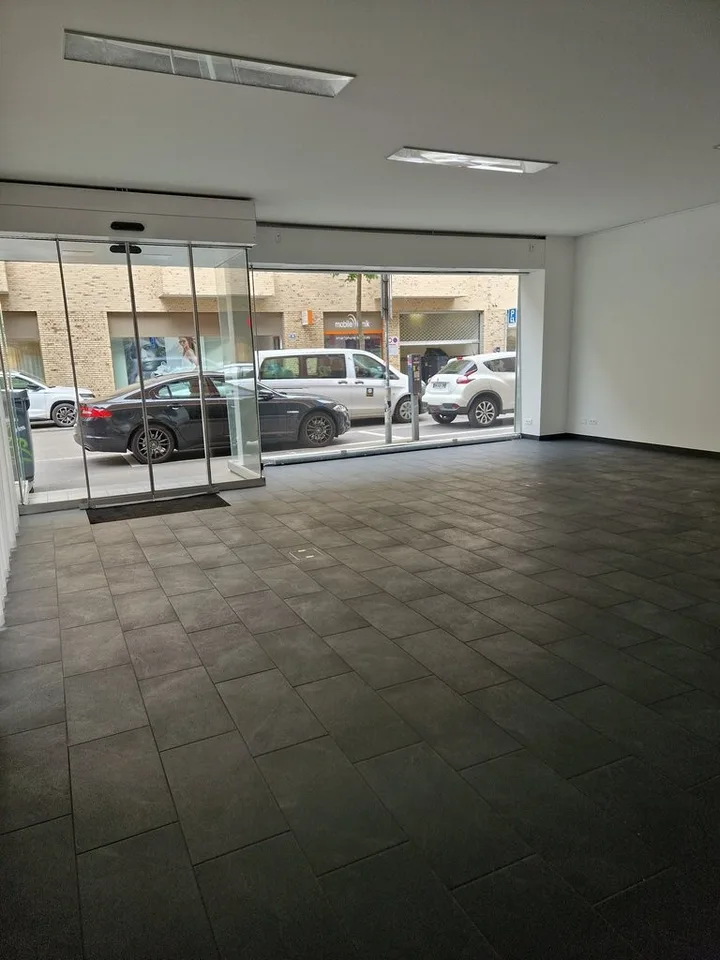Helle Gewerbefläche mit Schaufenster für Laden, Büro oder Studio