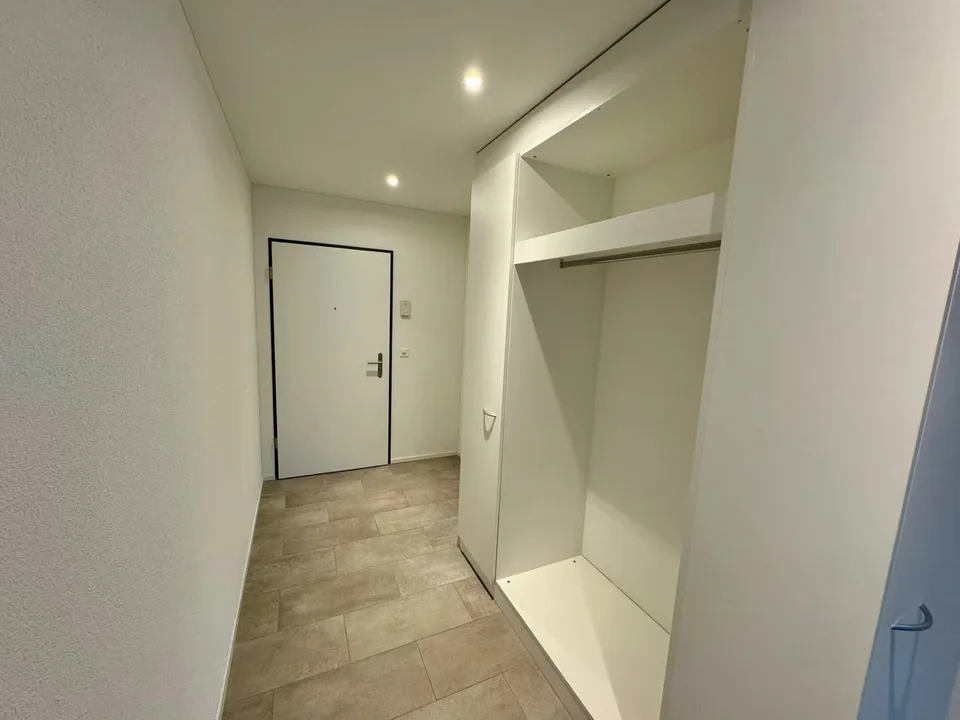 Moderne Wohnung im Erdgeschoss mit verglaster Loggia – Foto 3 von 10