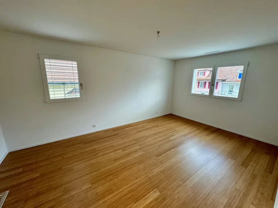Moderne Wohnung im Erdgeschoss mit verglaster Loggia – Foto 8 von 10