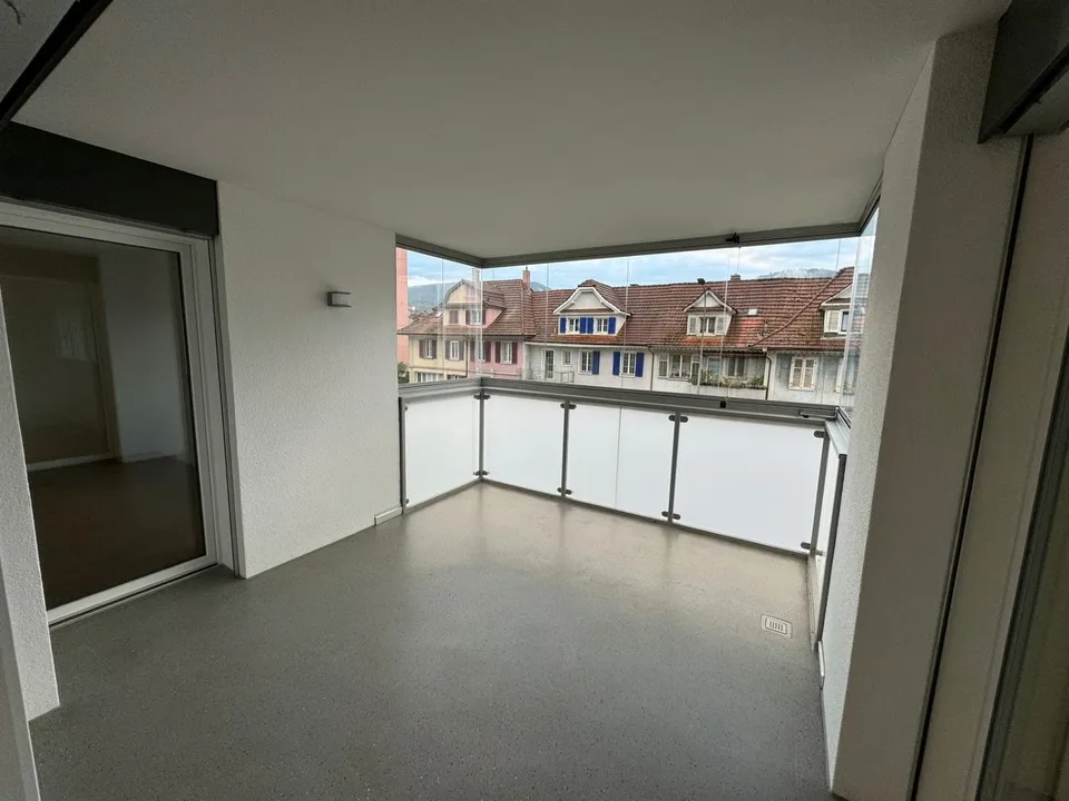 Moderne Wohnung im Erdgeschoss mit verglaster Loggia – Foto 6 von 10