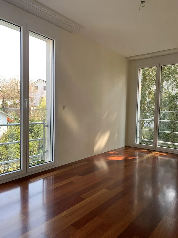 Appartamento 4.5 stanze con due posti a sedere e giardino sul Bruderholz