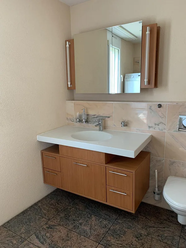 Appartamento 4.5 stanze con due posti a sedere e giardino sul Bruderholz