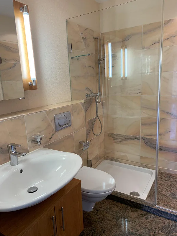Appartamento 4.5 stanze con due posti a sedere e giardino sul Bruderholz