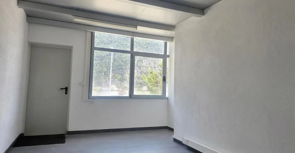 Halle idéalement située avec bureau séparé