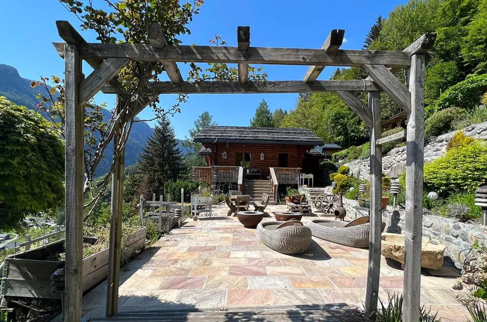Spacious 7-Room House with a View in Salvan