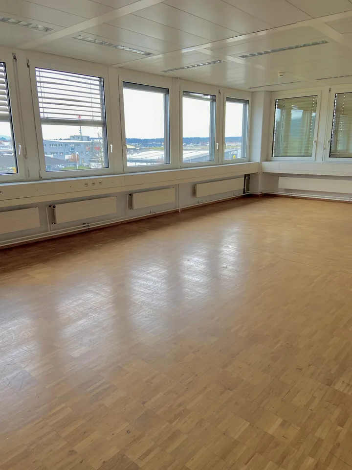 Attraktive Bürofläche mit idealer Verkehrsanbindung in Dübendorf
