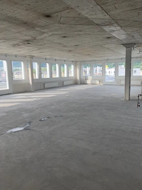 Spazio ufficio e commerciale attraente in costruzione grezza