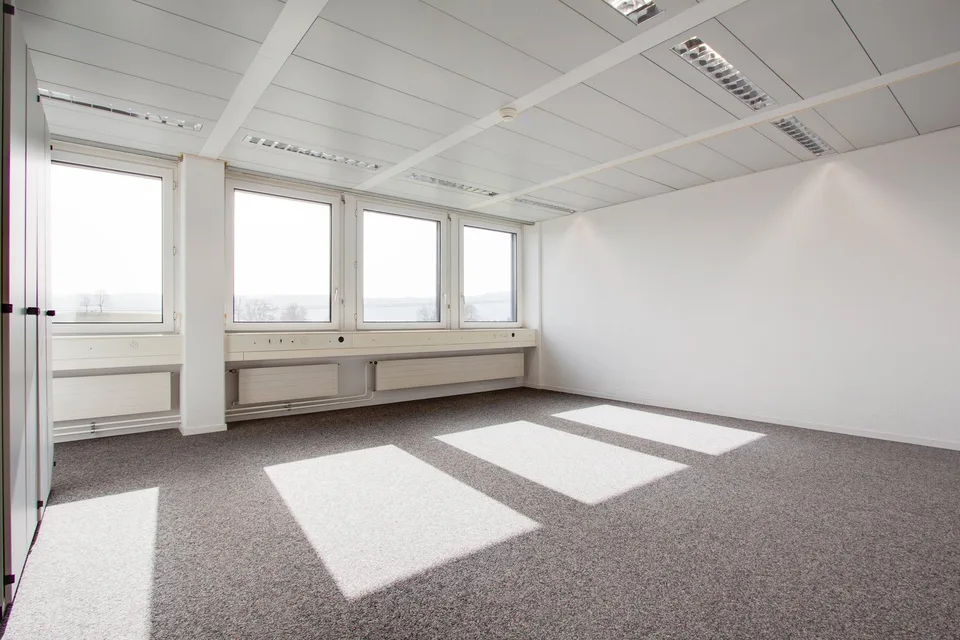 Bureau lumineux pour petites entreprises ou start-ups - immédiatement disponible