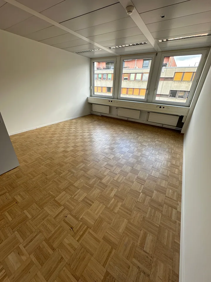 Bureau lumineux au 4ème étage à Dübendorf