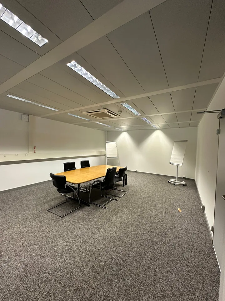 Bureau lumineux au 4ème étage à Dübendorf