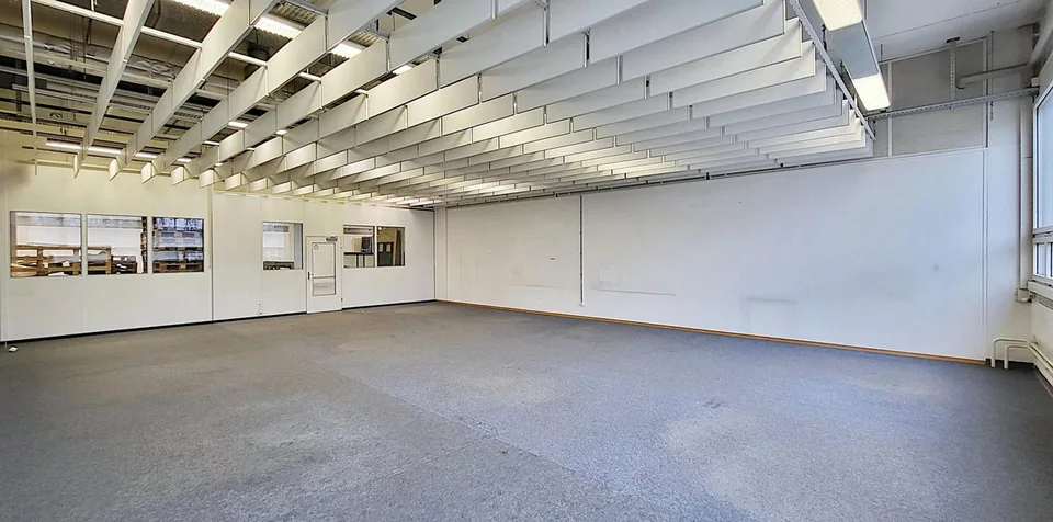 Entrepôt au rez-de-chaussée - bonne hauteur sous plafond de 4,6 m et charge de sol de 1 000 kg - 1 441 m2 à Hombrechtikon