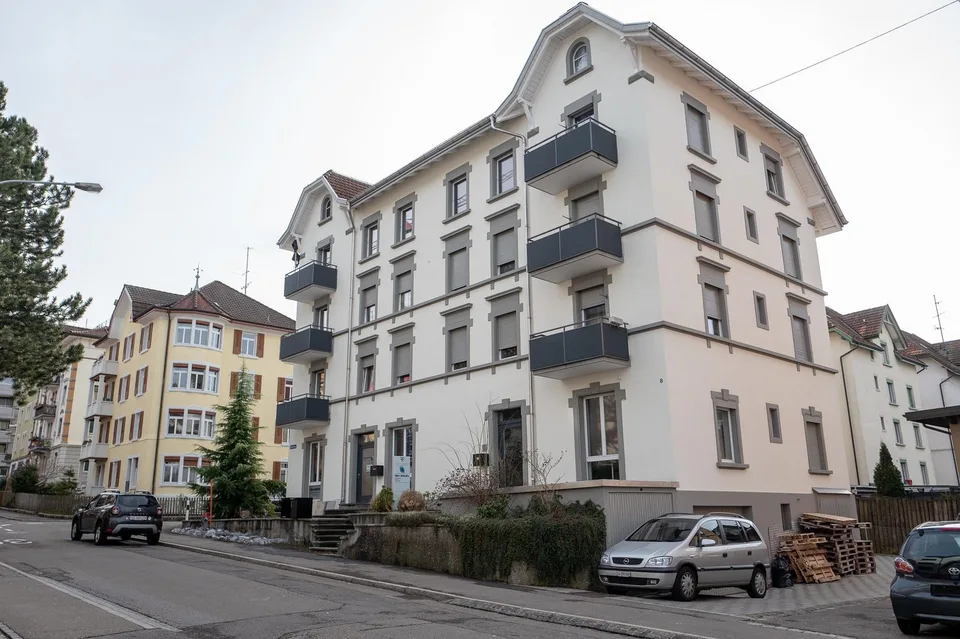 Ampio appartamento ristrutturato di 2,5 stanze con balcone