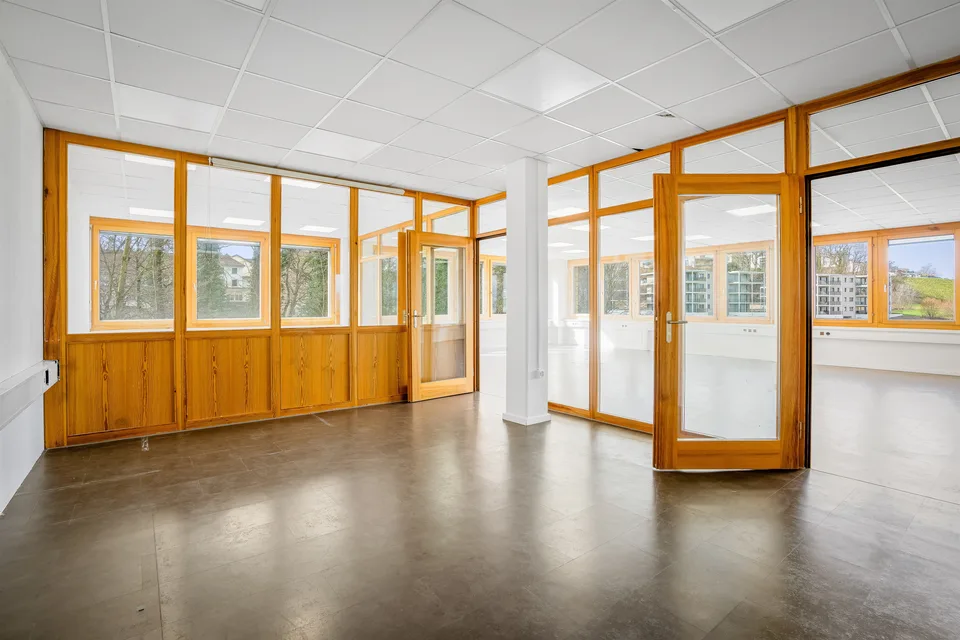 Bright office/practice premises
