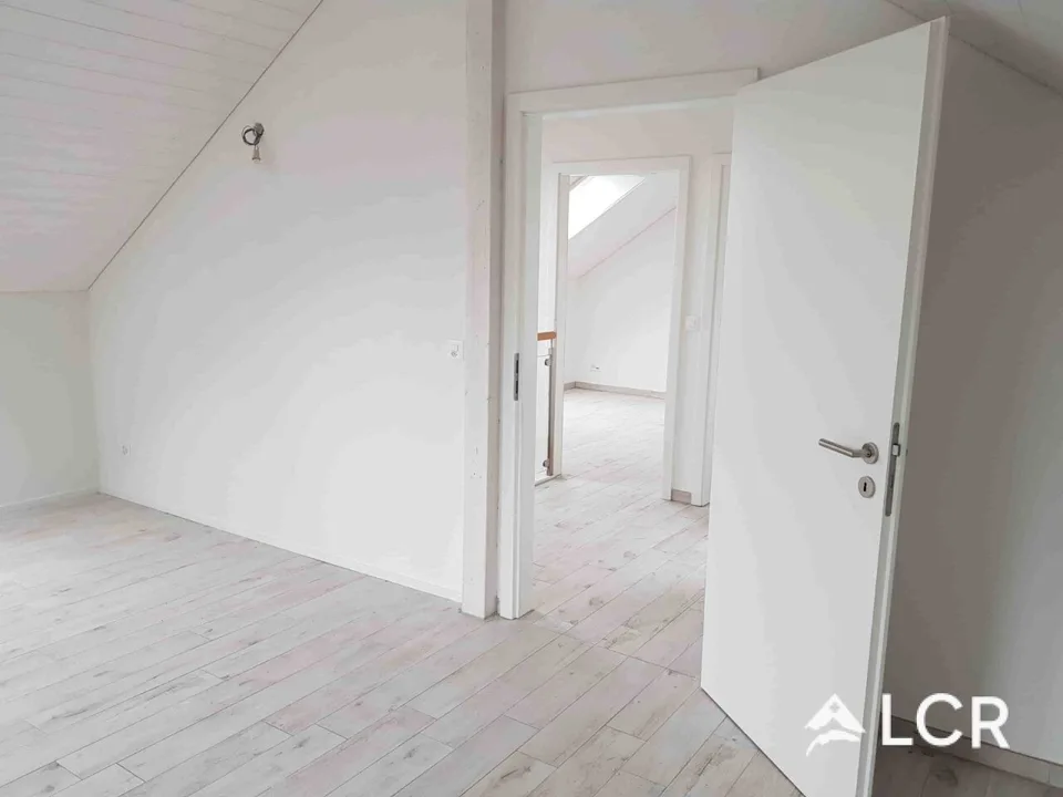 Bell'appartamento con 5,5 stanze / 4 camere da letto / 2 bagni / 2 balconi