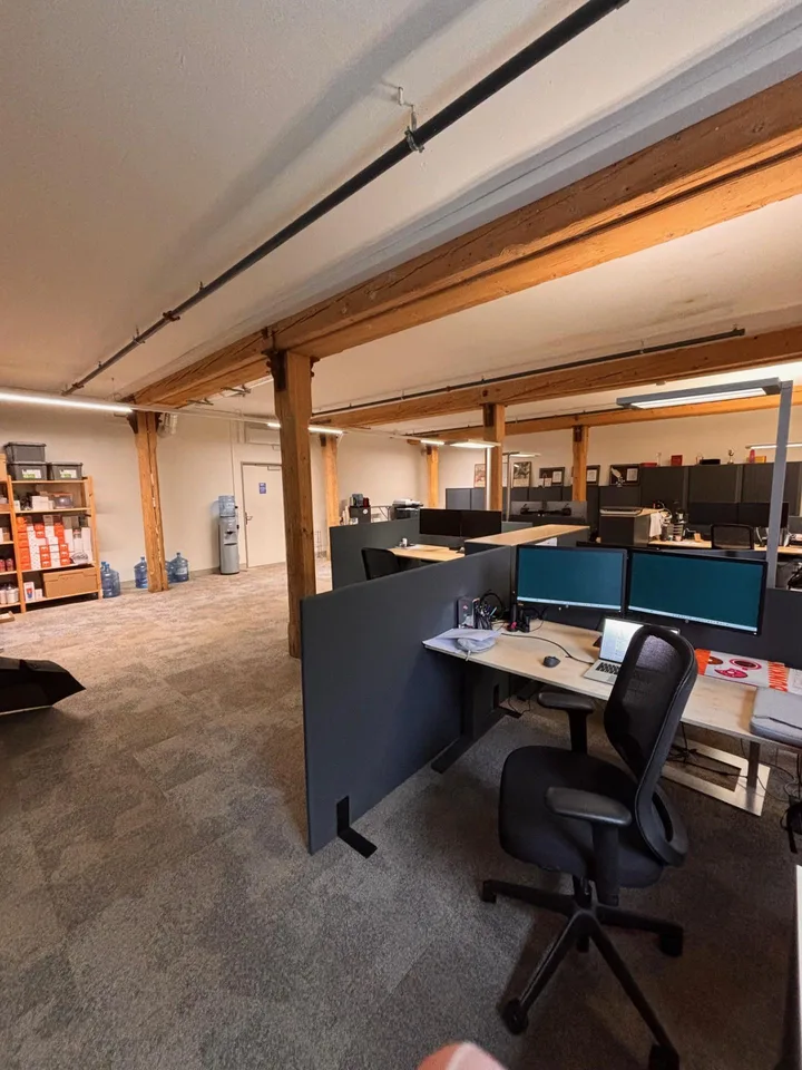 Espace de bureau agrandi avec climatisation