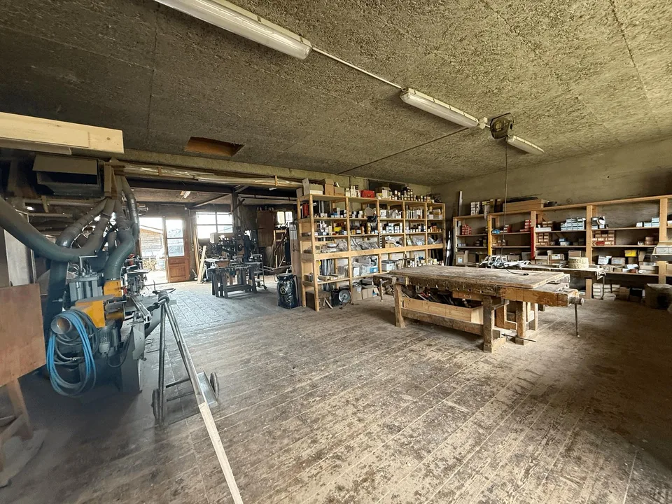 ATELIER DE CHARPENTE FERBLANTERIE MENUISERIE