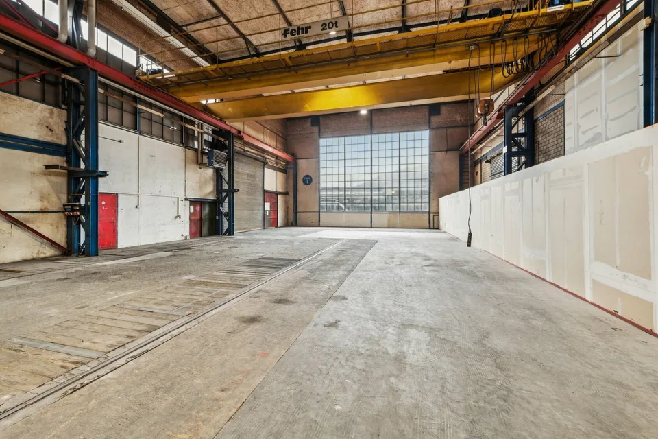Ampia hall industriale con opzioni di utilizzo versatili