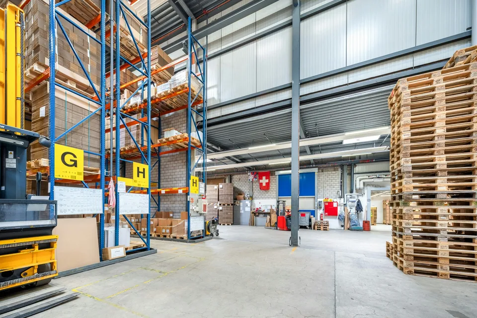 Semi-automatic high-bay warehouse with approximately 2,200 standard pallet spaces available for long-term rental