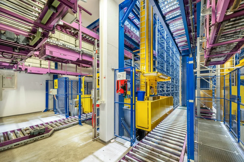 Semi-automatic high-bay warehouse with approximately 2,200 standard pallet spaces available for long-term rental