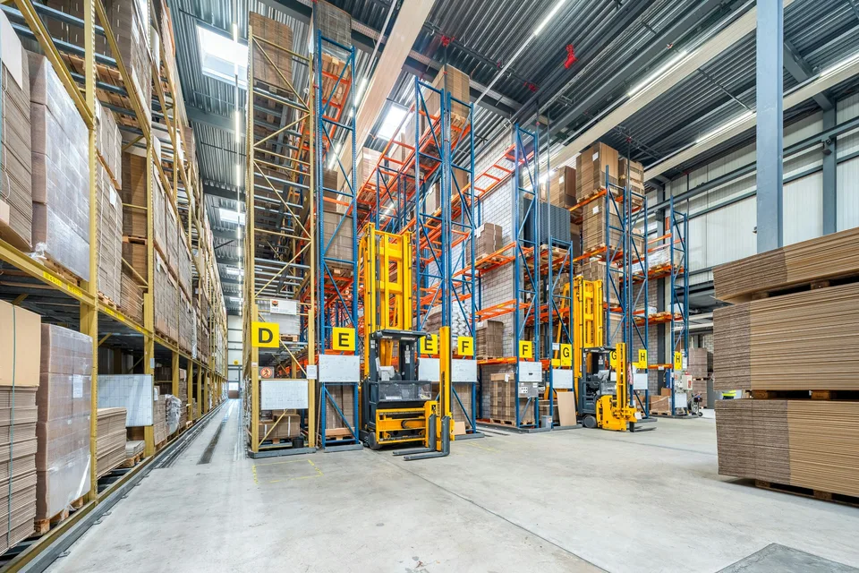 Semi-automatic high-bay warehouse with approximately 2,200 standard pallet spaces available for long-term rental