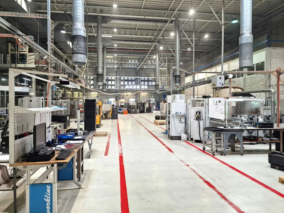 Capannone industriale divisibile di 10 m di altezza, accessibile ai camion, di 10.000 m² con gru da 8 t e alta capacità di carico a terra